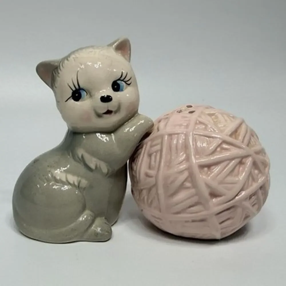 Kitten Ball of Yarn Salt Pepper Shakers Vintage Kitsch Anthropomorphic Gray Pink